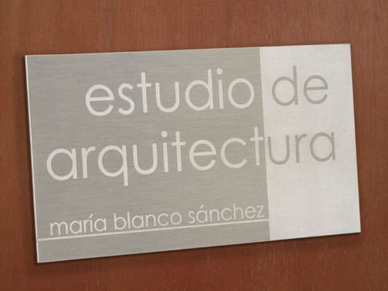 placas grabadas en metal
